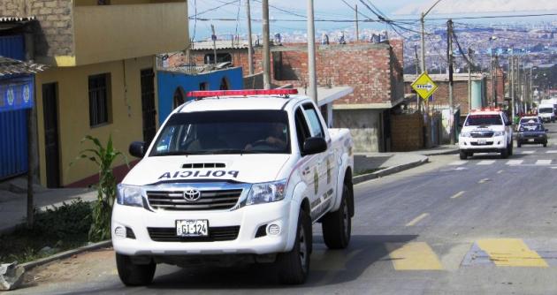 Tres delincuentes encapuchados asaltan una tienda de abarrotes en Chimbote