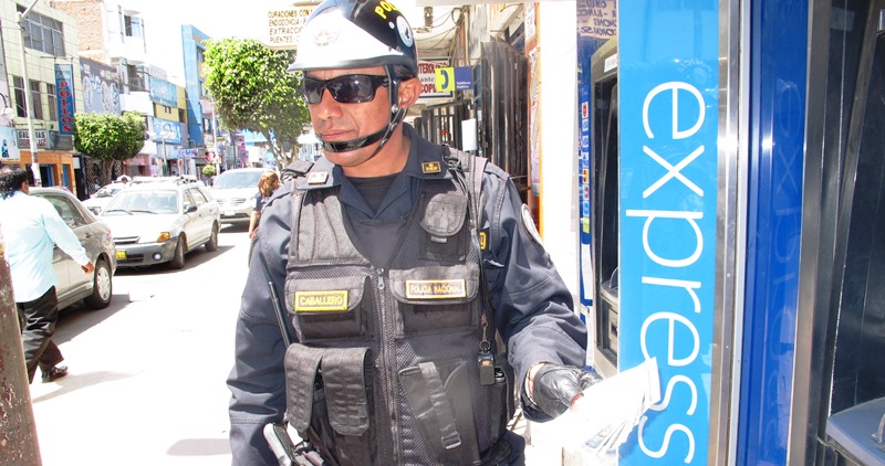 Honesto policía devolvió S/. 1,200 que encontró en cajero del Banco Continental 