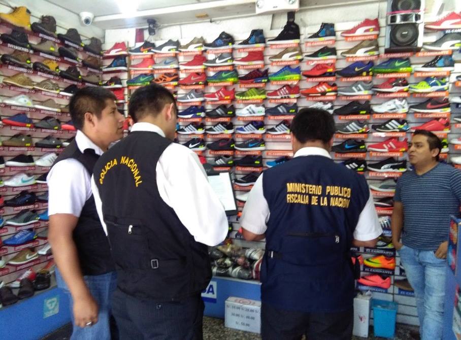 Chimbote: decomisan zapatillas, bolsos y accesorios de marcas registradas.