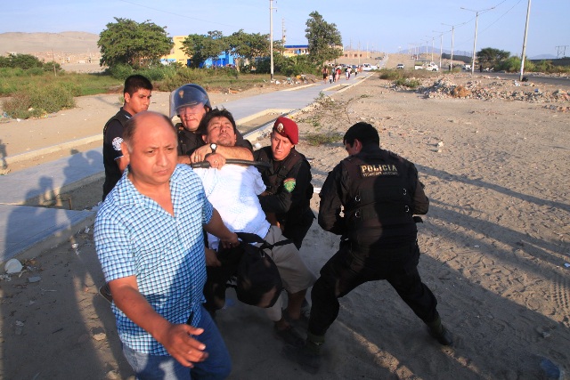 Opositores de Keiko Fujimori fueron atacados y detenidos por la policía en Nuevo Chimbote