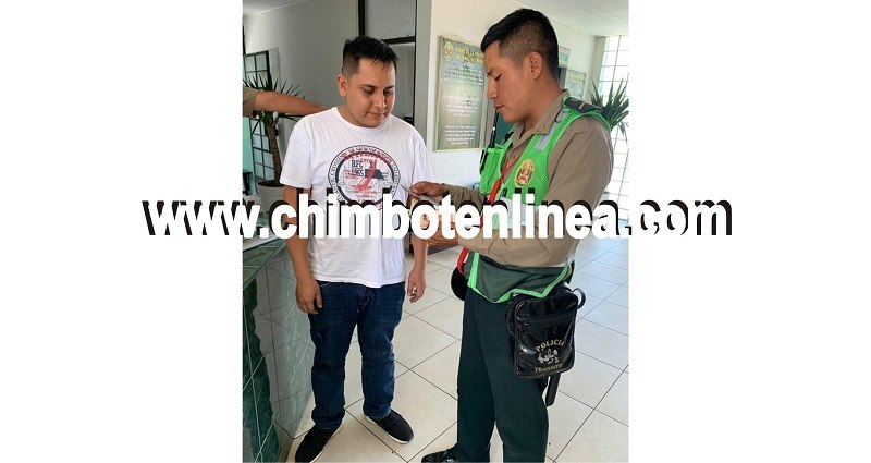 Policía honesto encontró una billetera con 1,500 soles y lo entregó a su dueño en Chimbote