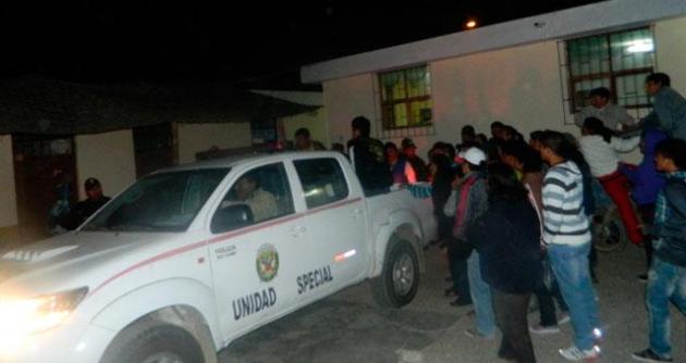 Atrapan a 2 sujetos que ingresaron a robar prendas de vestir de tienda en Moro