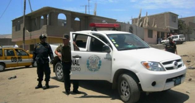 Iracunda mujer fue intervenida por insultar, morder y arañar a dos policías en el distrito de Santa
