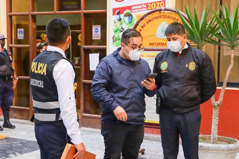 Chimbote: policía detiene a trabajador estable de la MPS por supuesto cobro irregular