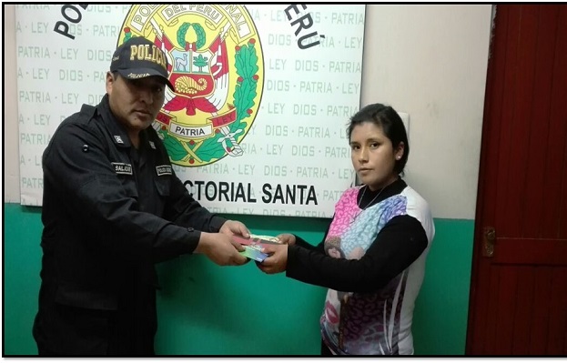 Policía devuelve billetera con 400 soles y tarjetas de crédito que se encontró en la calle en Santa 