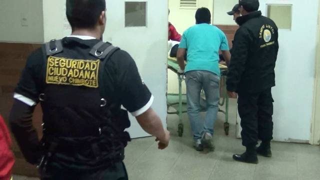 Iracundo sujeto junto irrumpe en comisaría de Nuevo Chimbote y agrede a policías