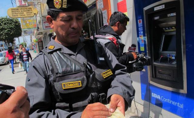 Policía devolvió dinero que encontró en cajero 
