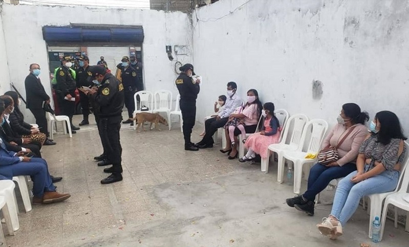 Chimbote: Policía interviene a 50 personas que celebraban matrimonio pese a cuarentena
