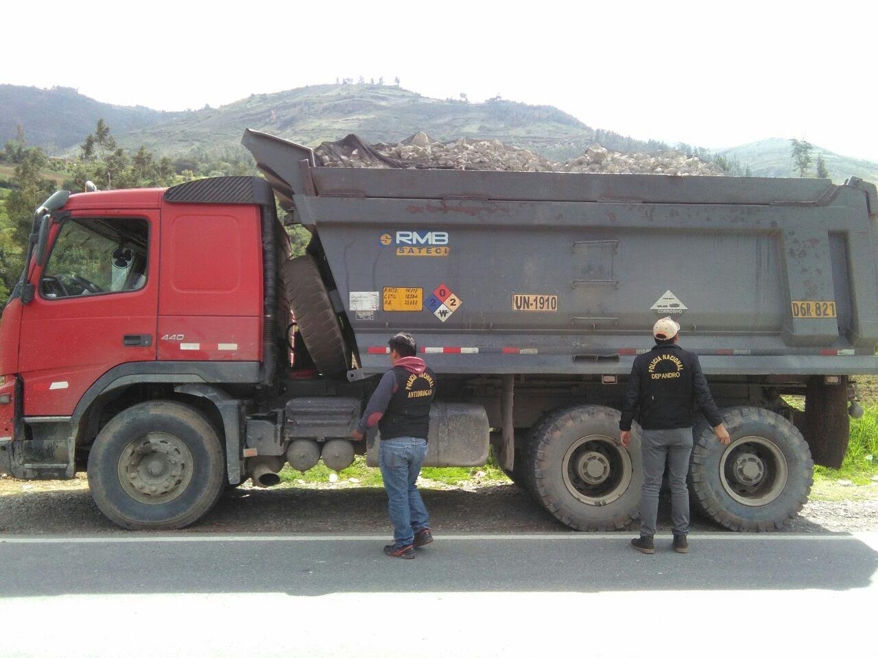 Policía interviene camión que transportaba insumos químicos en Yungay