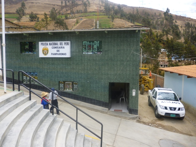 Cae poste de madera y electricista muere al impactar contra montículo de piedras