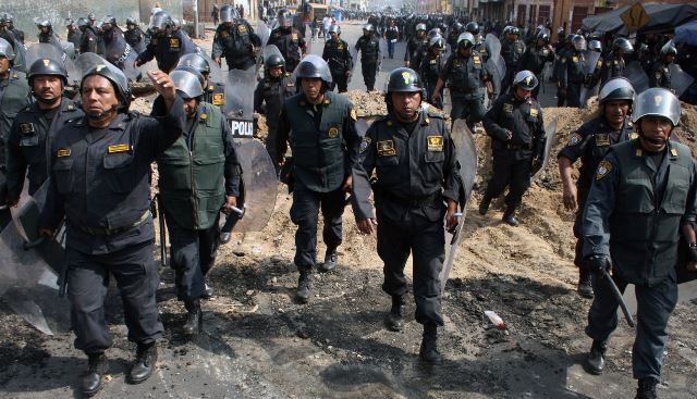 Policía rodea "La Parada"  y cierra paso al tránsito vehicular