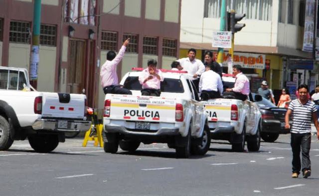 Obligan a miembros del Escuadrón de Emergencia a "cooperar" con fiesta de ascenso