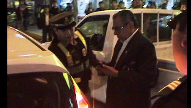 Ex juez ebrio micciona en la puerta de céntrico chifa en Chimbote