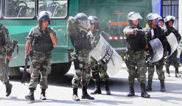 Tres policías son brutalmente golpeados en verbena por aniversario de Jimbe