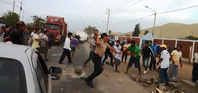  Casma: Policías se enfrentan a piedras para restablecer tránsito en la Panamericana