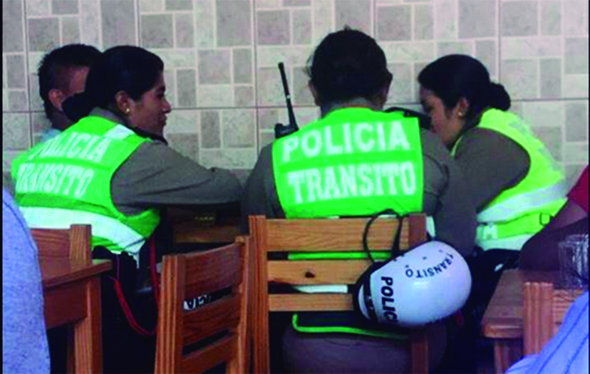 Jefa de Tránsito de Chimbote interviene a tres suboficiales en una cebichería