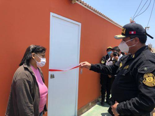 Áncash: policías de Huarmey construyen casa para humilde madre y sus 5 hijos