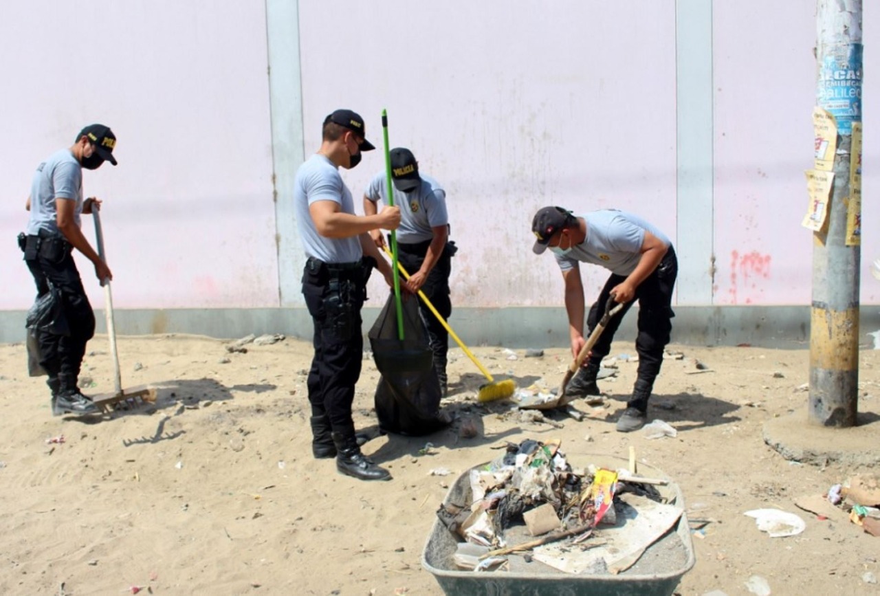 Áncash: Policías realizan limpieza exterior de colegios antes del reinicio de clases
