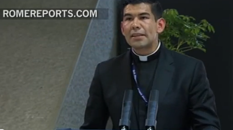  Portavoz del vaticano se emociona al traducir palabras de Juan XXIII (Video)