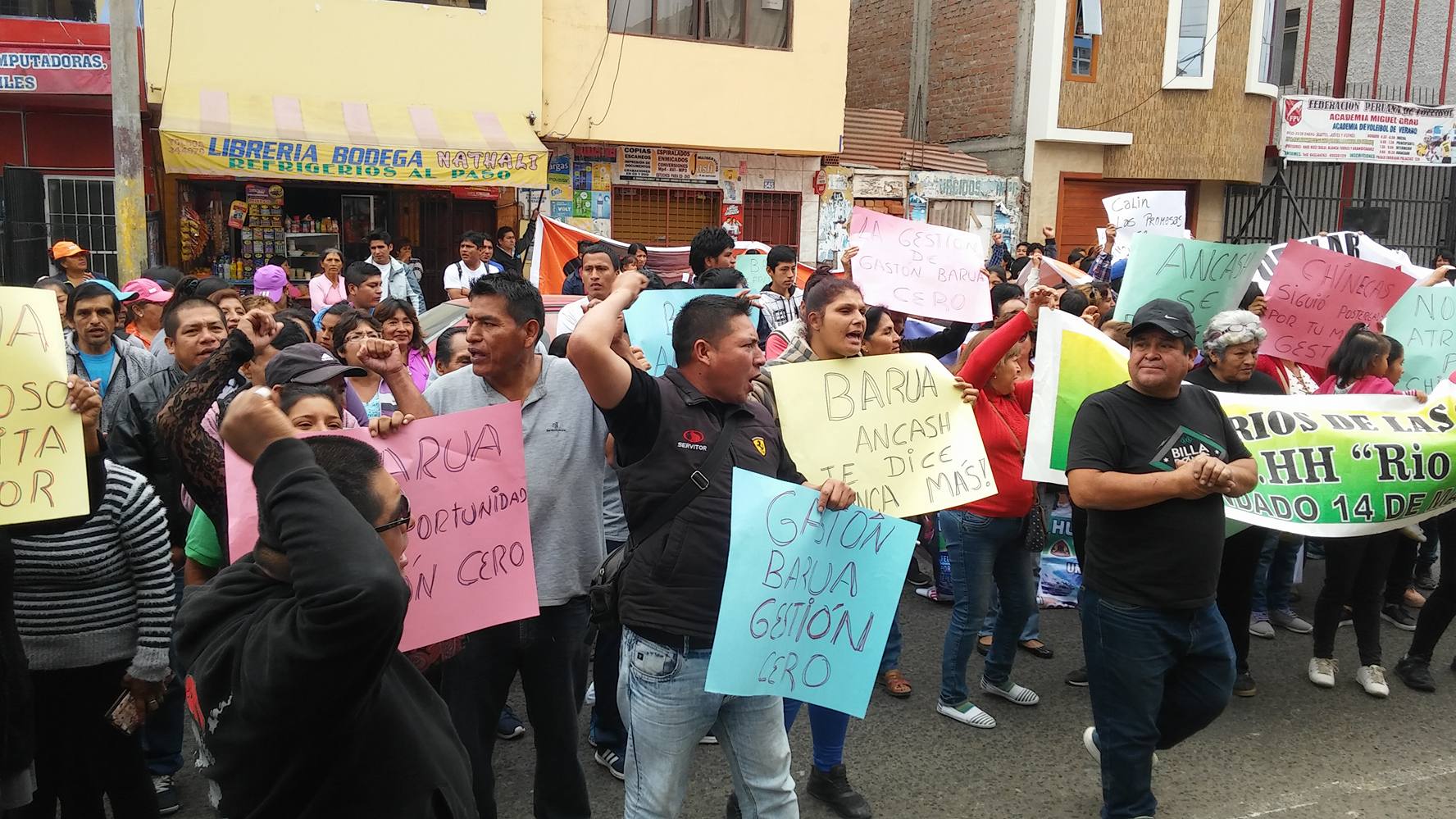 Invasores de las 217 hectáreas de Chinecas protestan en contra del congresista Domínguez