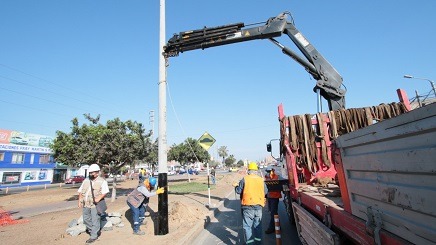 Instalan nuevos postes de alumbrado público en la berma central de la av. Pardo
