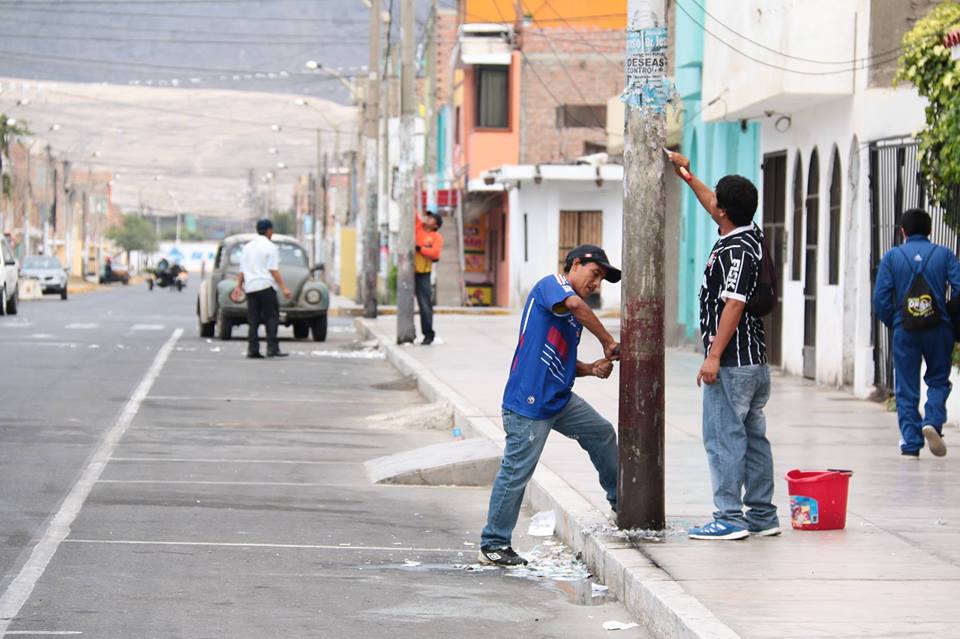 Chimbote: Trabajadores municipales realizan labores de limpieza de postes