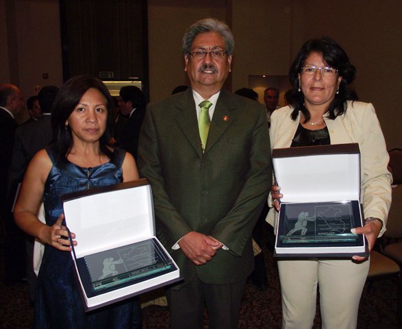 Ex jefa del Pronaa-Chimbote premiada por buena práctica en gerencia pública