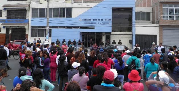  Pescadores y fileteras exigen que 15 embarcaciones observadas salgan a pescar