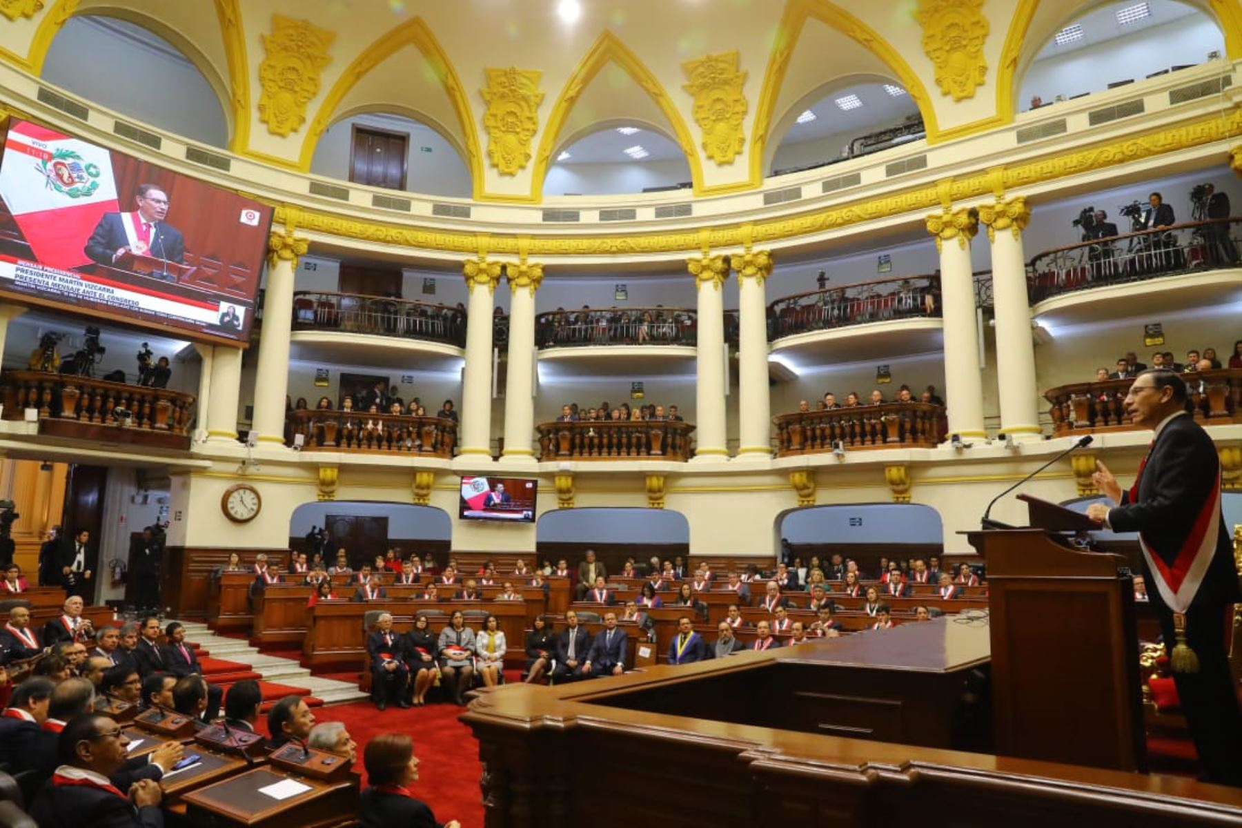 Reelección de congresistas será sometida a  referéndum, anunció Vizcarra