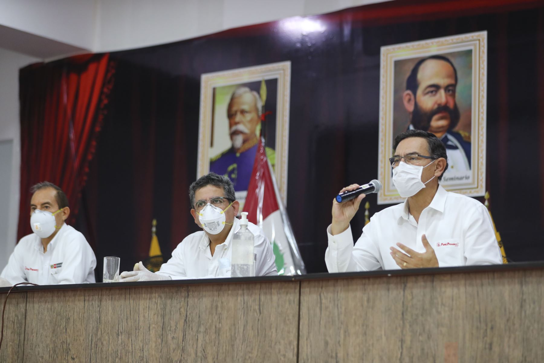  Presidente Vizcarra: “Desde mañana una persona por familia podrá ir a comprar víveres”  