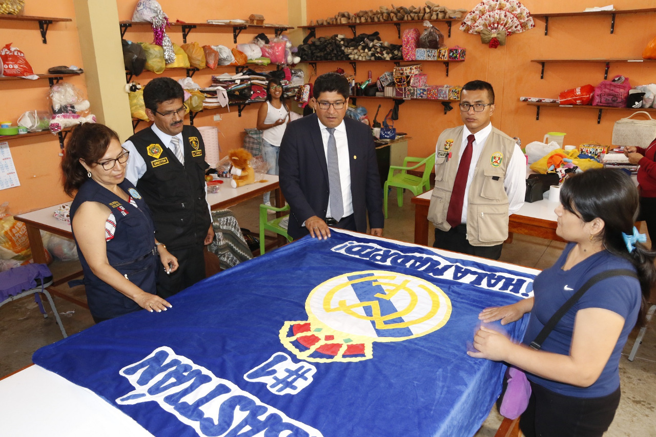 Presidente de Corte del Santa visitó talleres productivos de penal de Cambio Puente