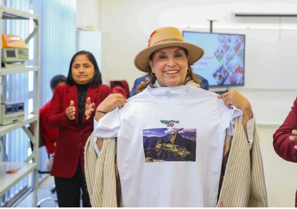 Niegan que tarjeta de alimentos sea de uso de Dina Boluarte: administrativos hacen las compras