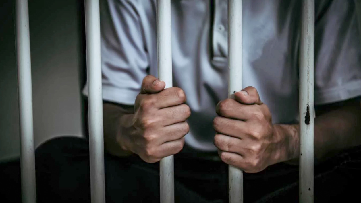 Santa: dictan 9 meses de prisión preventiva a mujer por tenencia ilegal de municiones y comercialización de drogas 