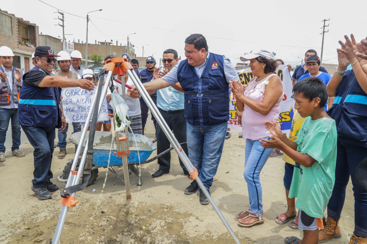 Alcalde Briceño colocó primera piedra para ejecución de obra de mejoramiento de pistas y veredas en "Tres Estrellas"