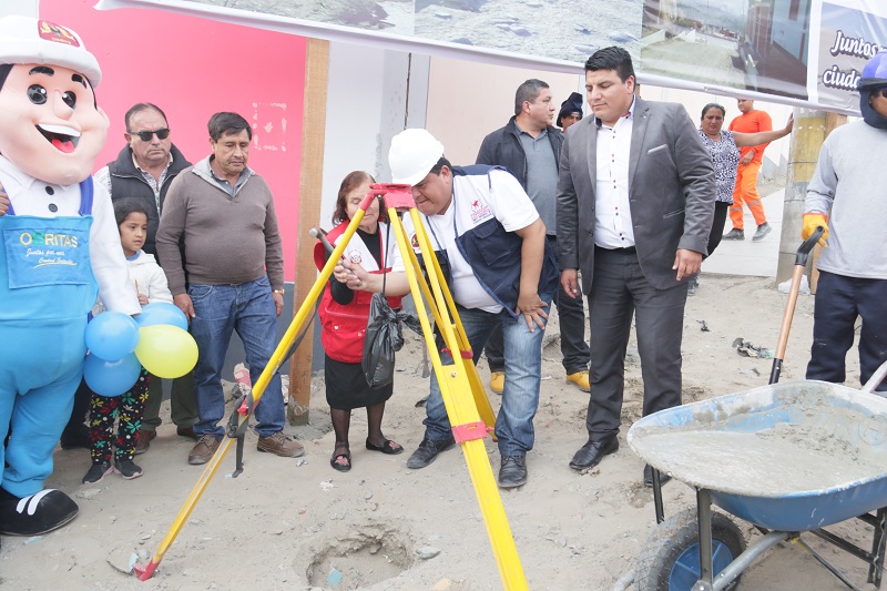 Chimbote: colocan primera piedra para la obra de veredas y muros de contención en San Pedro