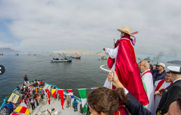 Chimbotanos siguen transmisión en vivo de tradicional procesión de San Pedrito en el mar