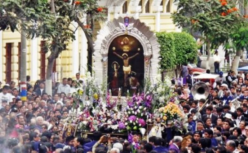  Sábado 5: Primera procesión del año del Señor de los Milagros