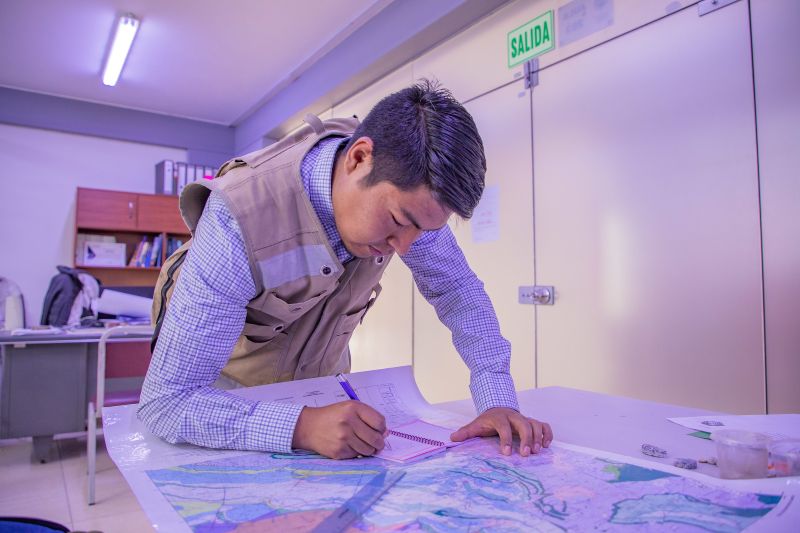 Diez profesionales beneficiarios del Pronabec ganan la Beca Perumin 2025