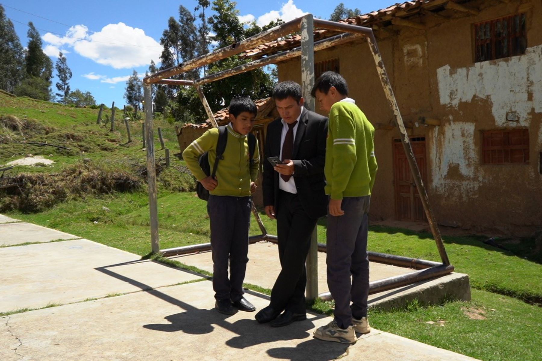Áncash: profesor del distrito de Casca es distinguido como el mejor maestro lector del mes