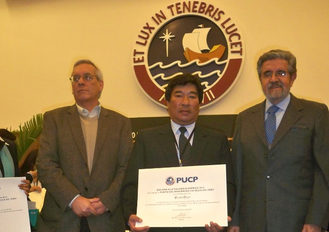 PUCP reconoce a colegio Mundo Mejor por su excelencia académica