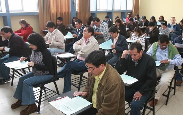 Devolverán pasajes a docentes tras suspensión de examen para directores y subdirectores
