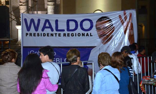 Denuncian que Waldo Ríos incumplió ordenanza y coloca propaganda en Plaza Mayor