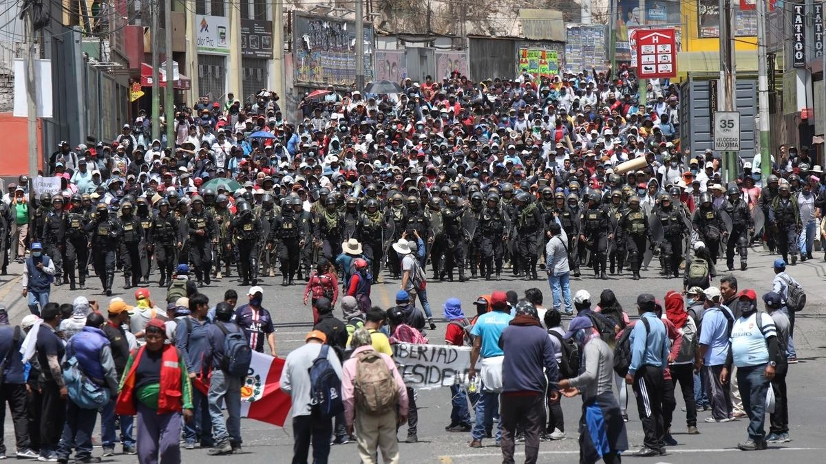 Crisis en el Perú: ¿Cuáles son los límites de los ciudadanos para manifestarse y de las fuerzas del orden para cumplir su deber? 
