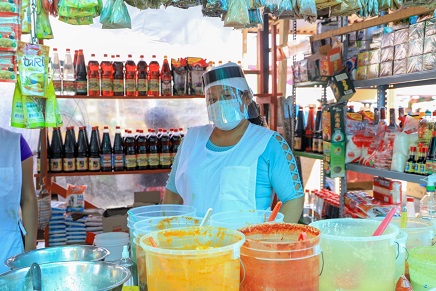 Distribuyen protectores faciales a comerciantes del mercado temporal “Gómez Arellano”