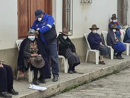 Protegen con mascarillas a ancianos beneficiarios de Pensión 65 en la sierra de Áncash