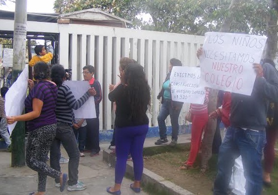 Padres de familia de colegio inicial N° 320 protestaron en la Subregión por obra abandonada