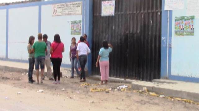 Padres de I.E. Víctor Andrés Belaunde exigen retiro de cuestionada docente
