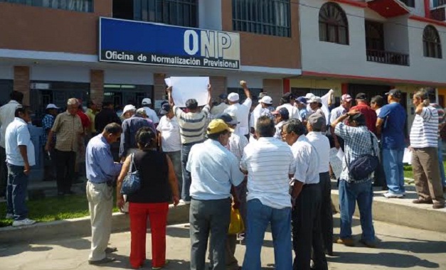 Pescadores jubilados protestan por recorte de sus pensiones en la ONP