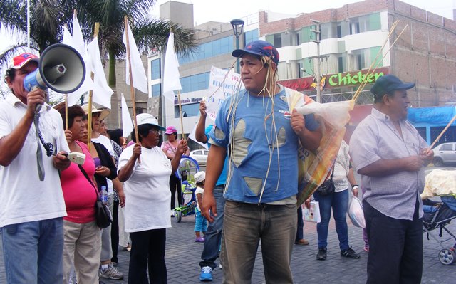 Dirigente de “Tres de Octubre” vestido de mendigo protesta por obras inconclusas en su zona