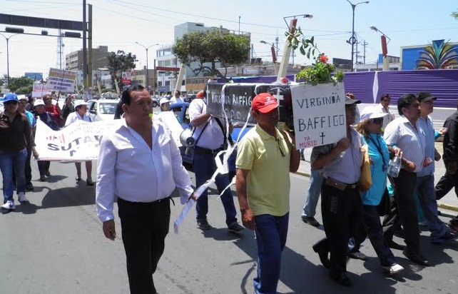 Con cortejo fúnebre trabajadores de EsSalud III protestan contra Virginia Baffigo